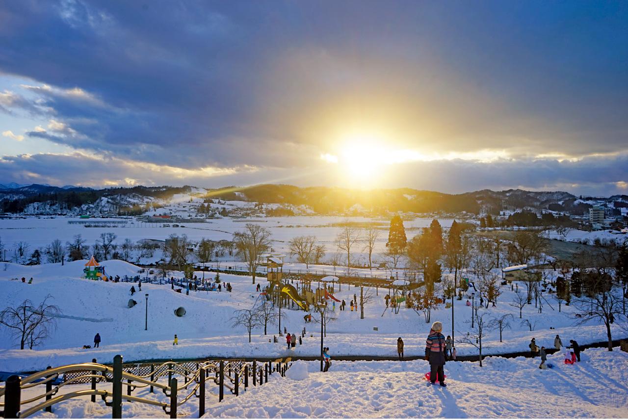 日落時份,站在雪白公園,觀看山形冰雪節全景,非常正。