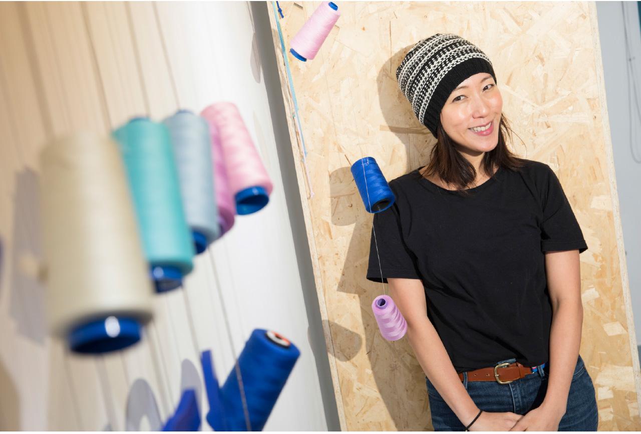 本地時裝設計師Denise Ho前年創立自家品牌Knotti,產品全由本地的家庭主婦人手製作,令她們重拾編織的樂趣,亦提供了微量收入。