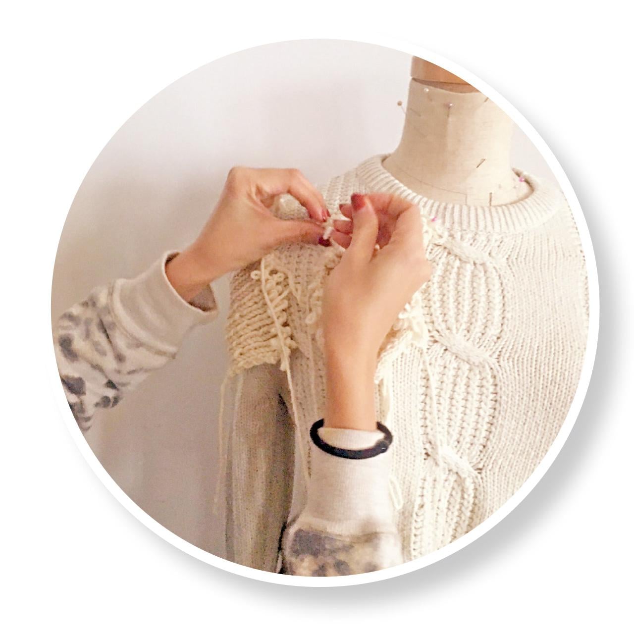 在被遺棄的毛衣上編上不同圖案的針織圖案,重新賦予生命。