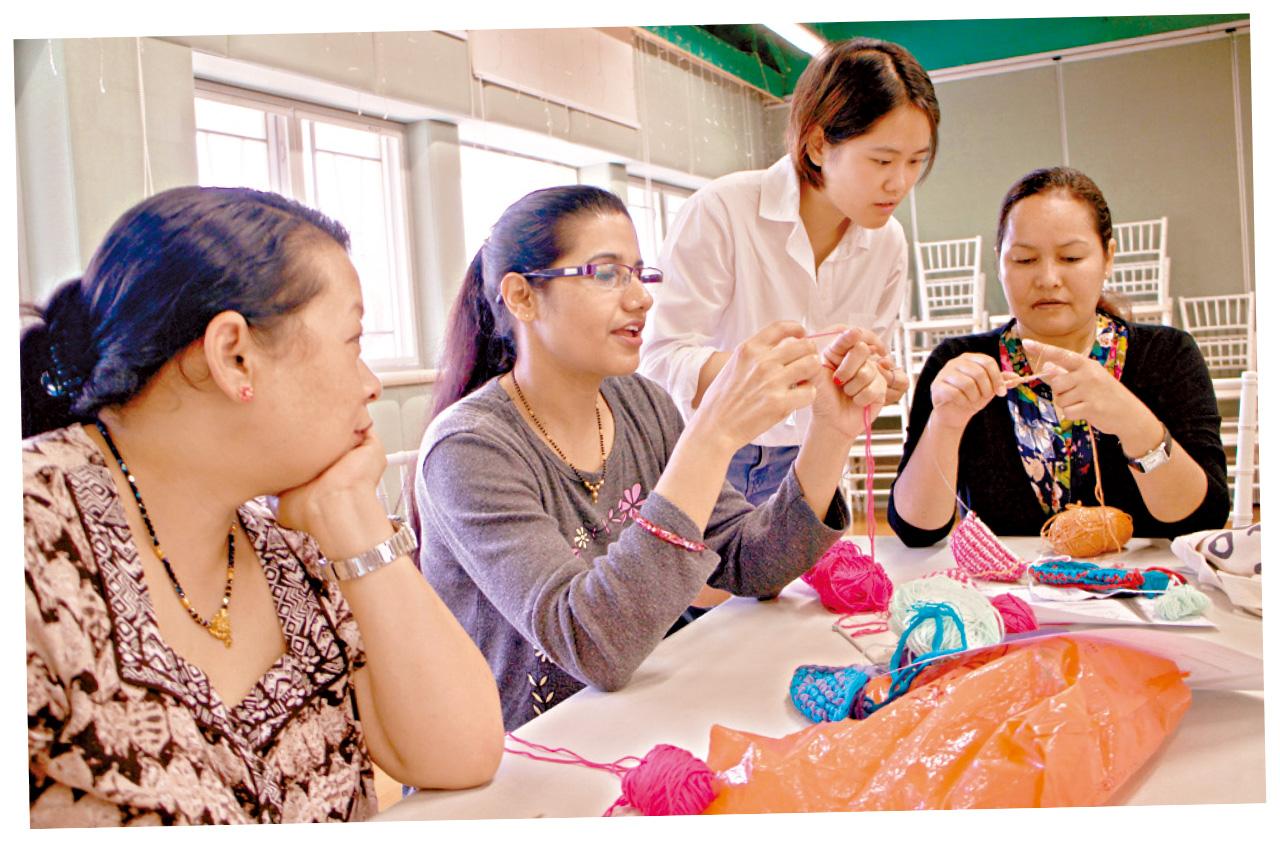 位於東涌的婦女中心,特別多南亞裔婦女參與編織工作坊,多學一門手藝的同時,亦能在不用出外工作的情況下幫補家計,一舉三得。