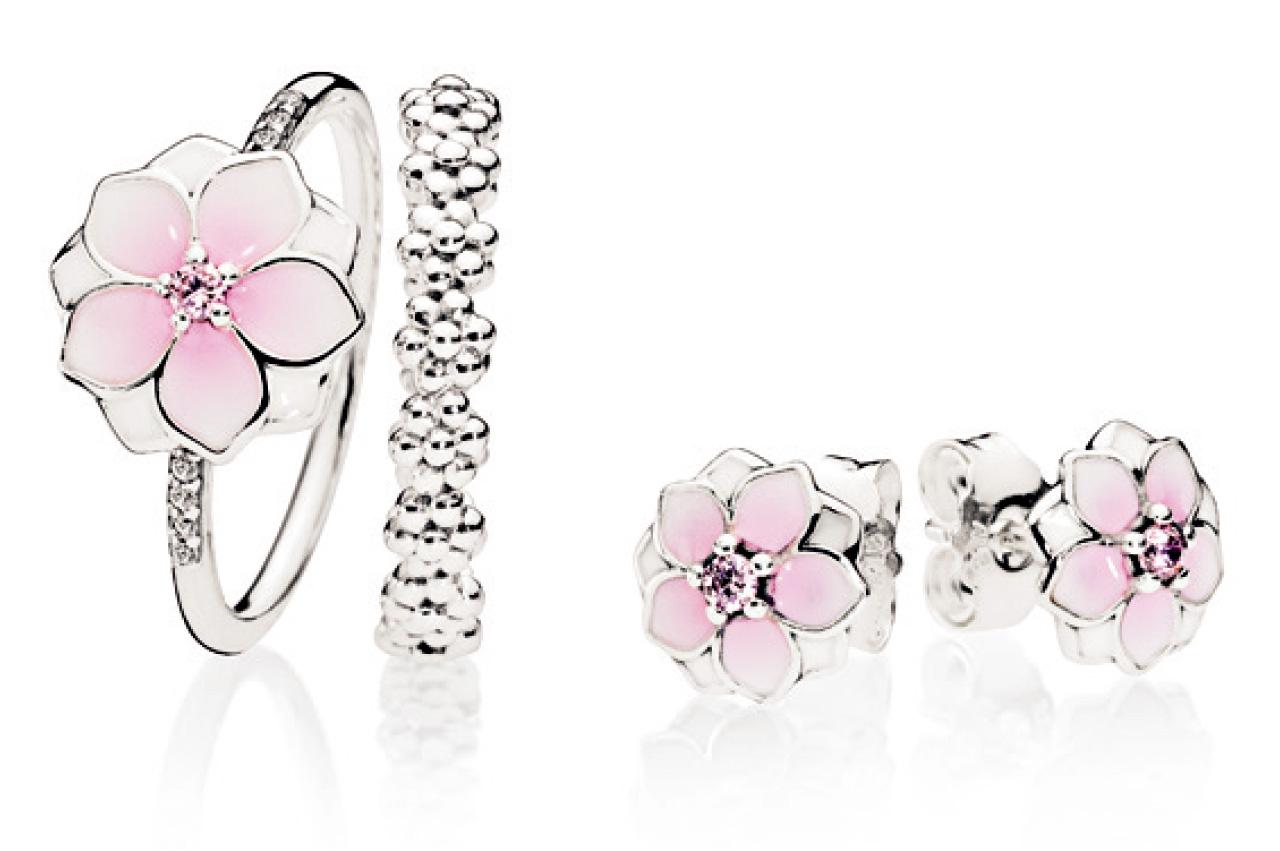 木蘭盛放琺瑯戒指$599、耳環 $599、雛菊之環戒指$399