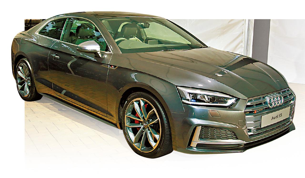 高性能版的S5 Coupe,在車身添置了動感的擾流套配件。