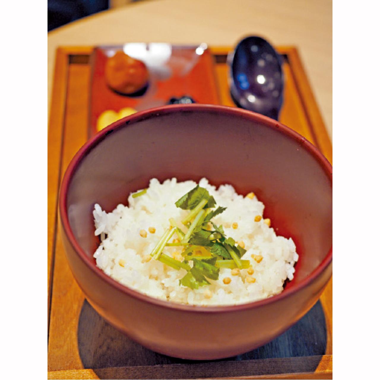 はなれだし茶漬け,用自家鰹節湯汁沖的泡飯,還有多款佐飯醬菜。¥700