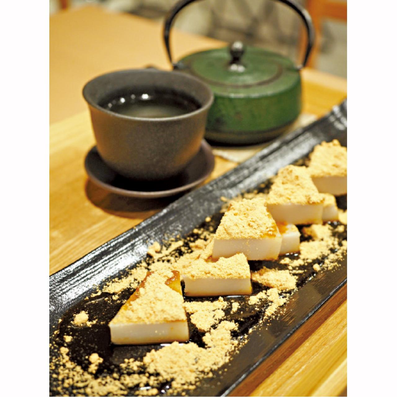 「くず餅」,吃時拌以秘傳黑蜜和黄豆粉,口感軟滑而帶彈性。¥900