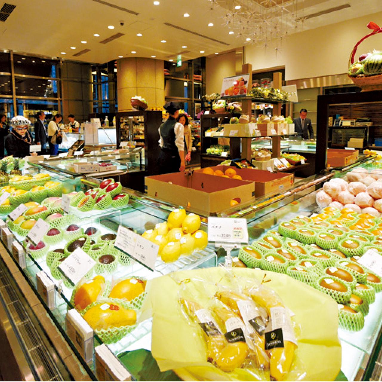 逾180年歷史的高級果物專門店「千疋屋」,2樓還有高級餐廳。