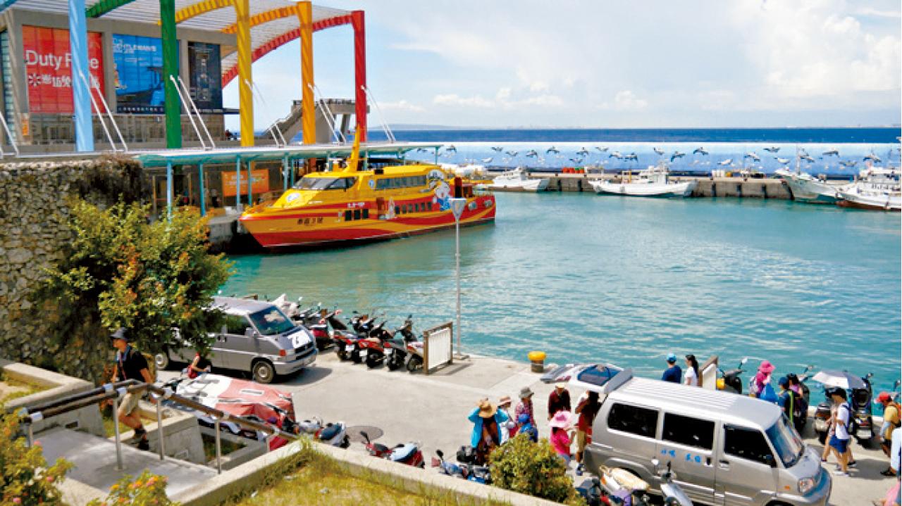 一到夏天,不少台灣本島的居民都會坐船來小琉球度假。