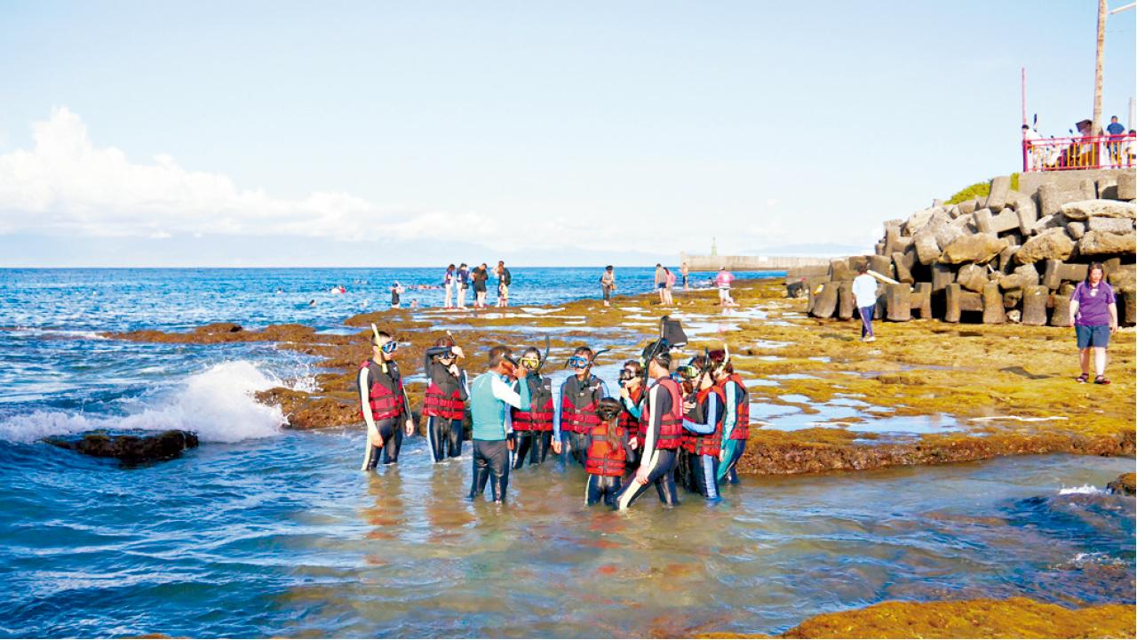 不少首次嘗試玩浮潛的人,都會在花瓶岩旁下水。