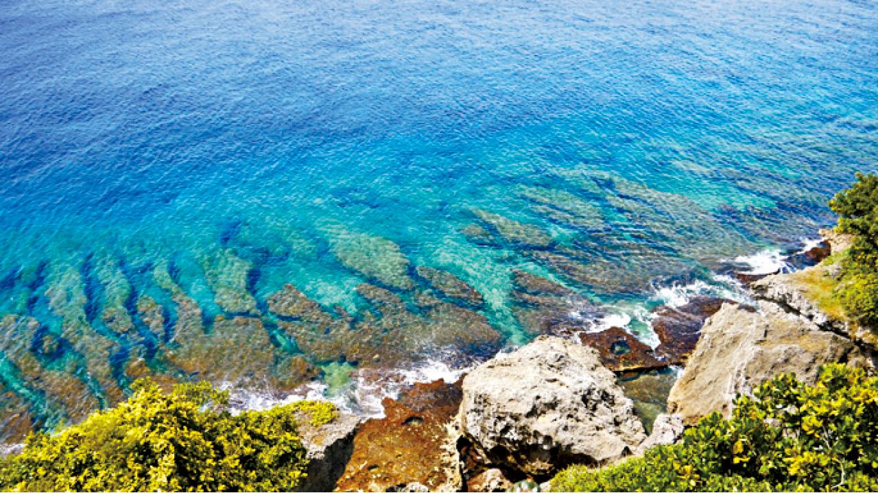 隨便在小琉球找個海岸拍拍照,都可以拍到寶石一般的色彩。