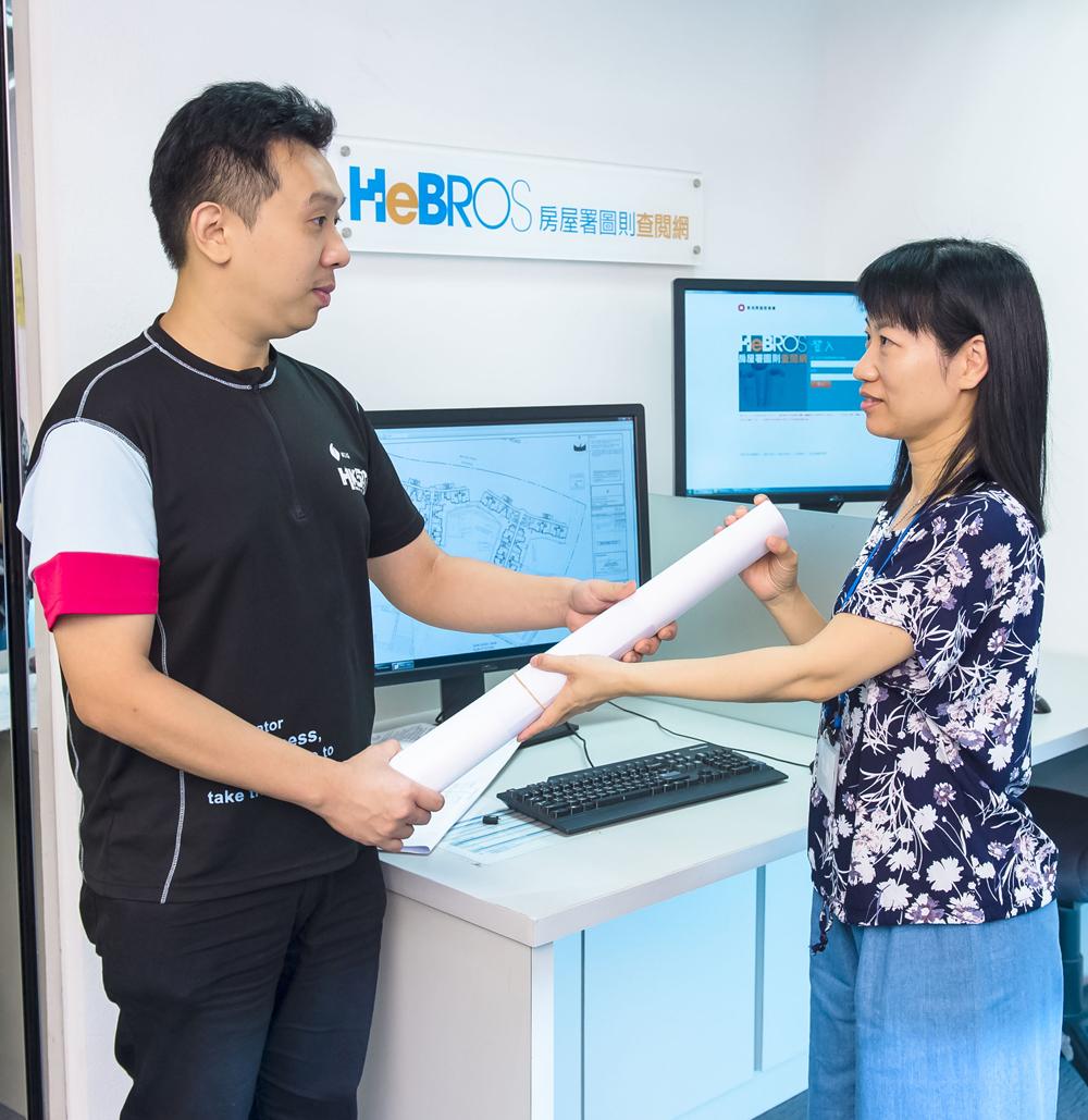 用戶可以選擇親身前往「房屋署圖則查閱網」辦事處服務櫃台拿取已訂購的文件複本,也可選用速遞服務;用戶一般可於數天內收到訂購之副本,快捷方便。