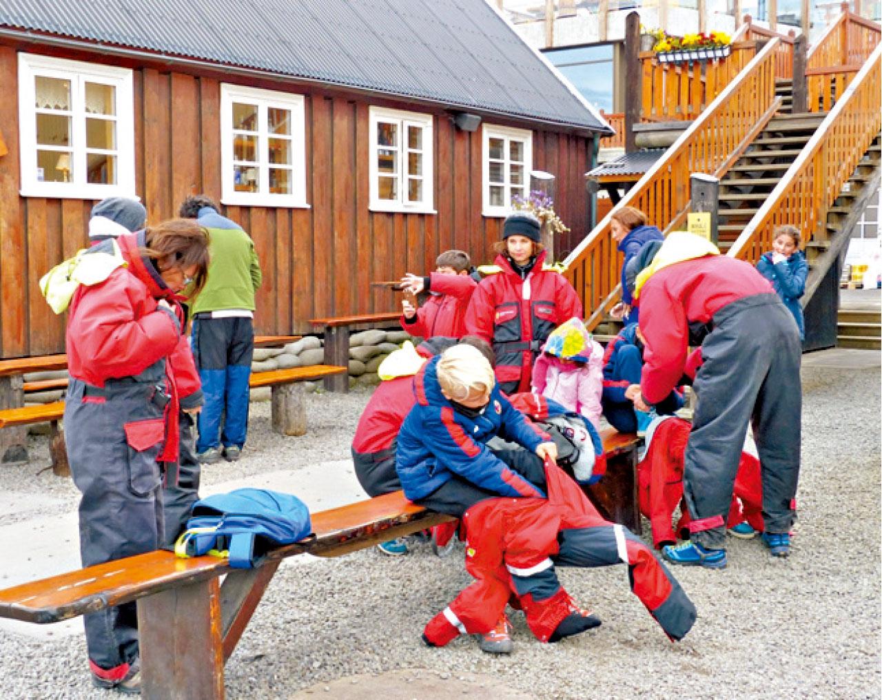 大家穿上保護衣,準備出海觀鯨。