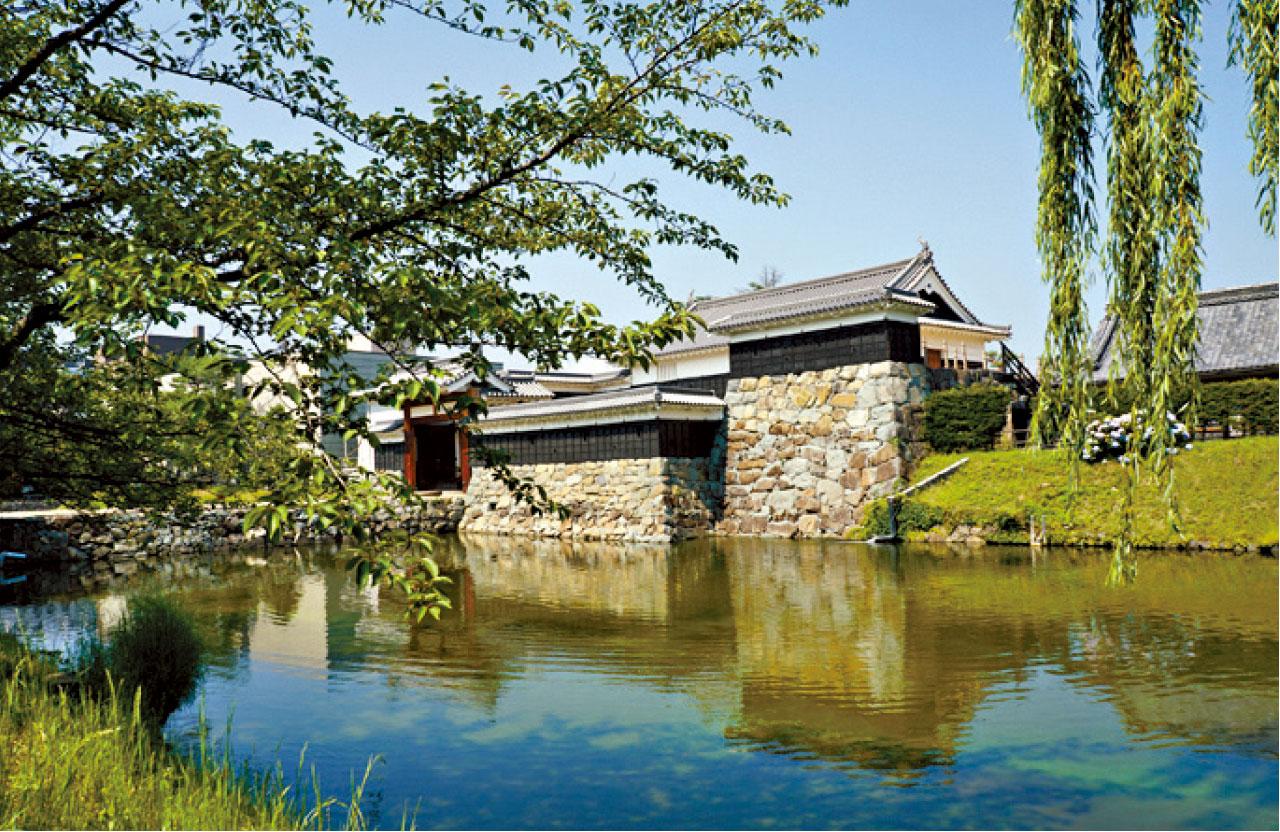 穿過護城河,從太鼓門入城。