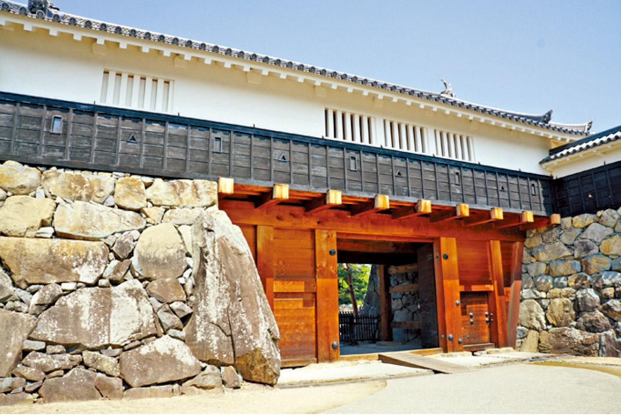 櫓門的弓箭口和槍眼用以攻敵。