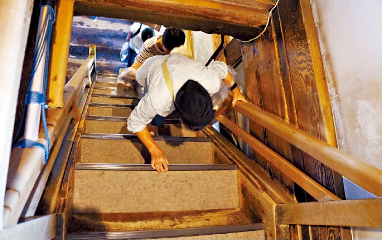 樓梯很斜需手腳並用。