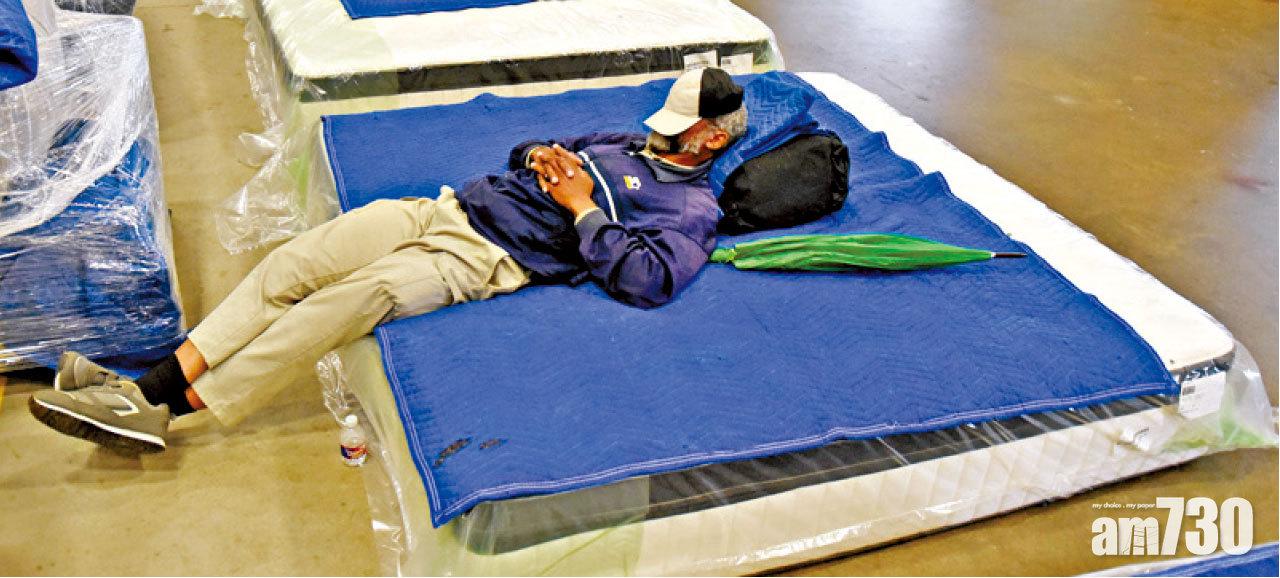 有家具店借出床墊供災民休息。