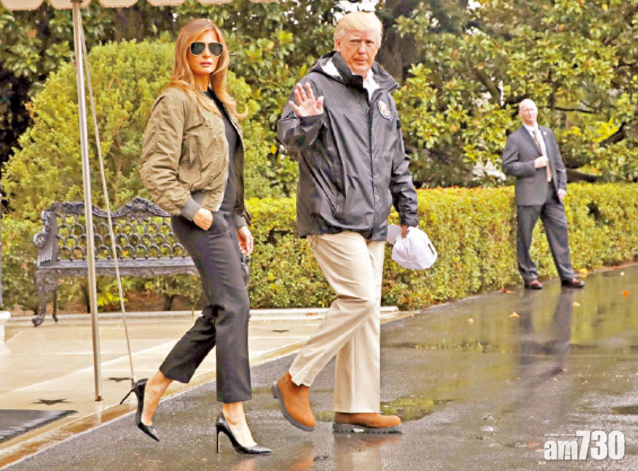 特朗普(右)登機往災區視察時,手持私人販售的白色帽,夫人梅拉尼婭則穿高跟鞋,被批如「做騷」。