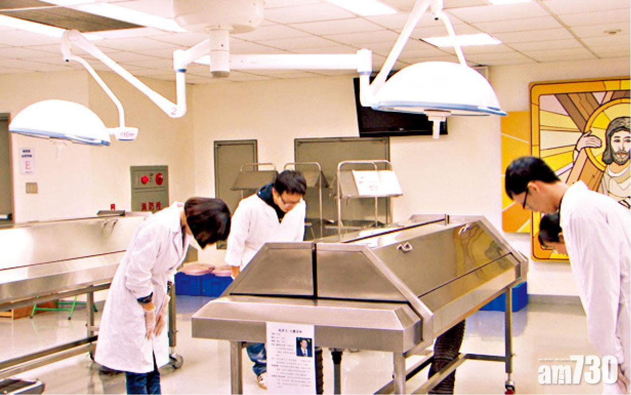 台灣輔仁大學醫學院學生向大體老師致敬。