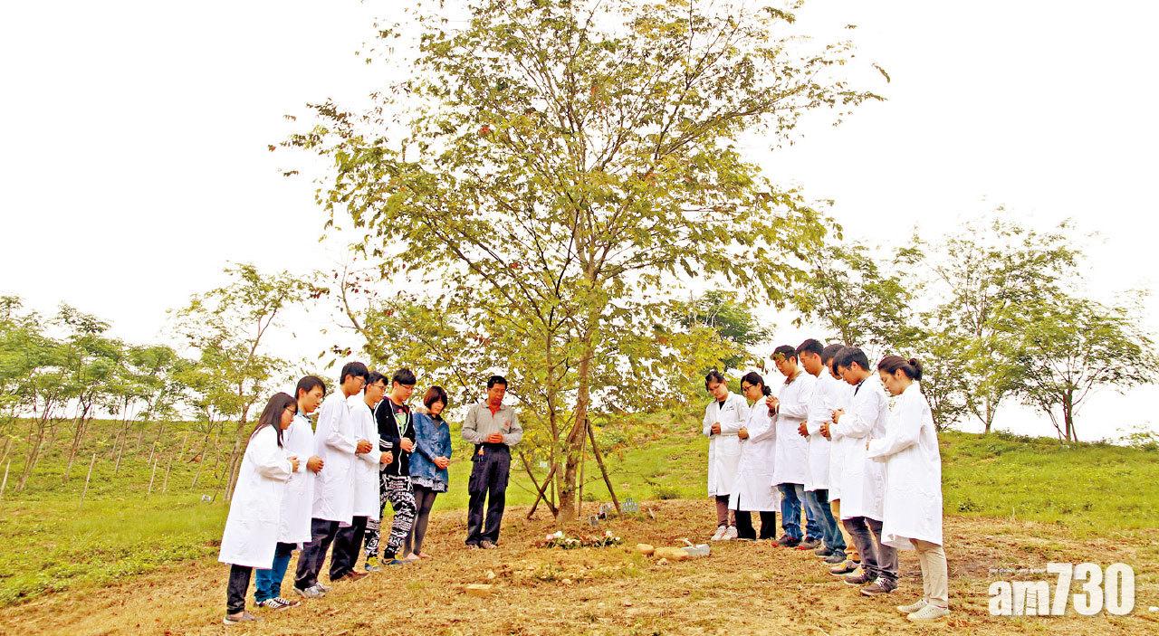 林惠宗太太在離世3年多後入土為安,完成「老師」遺願。