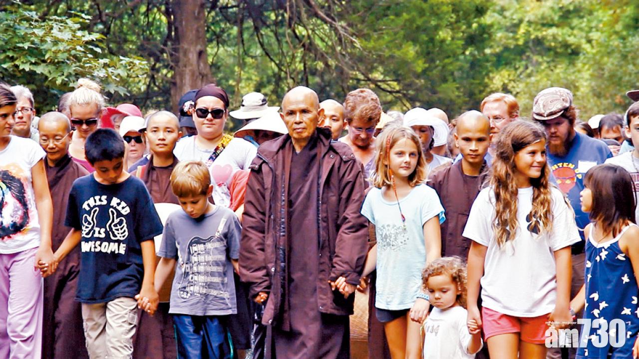 首部深入梅村拍攝的紀錄片《與正念同行》,記錄了一行禪師與不同國籍的孩子在村外踏青。