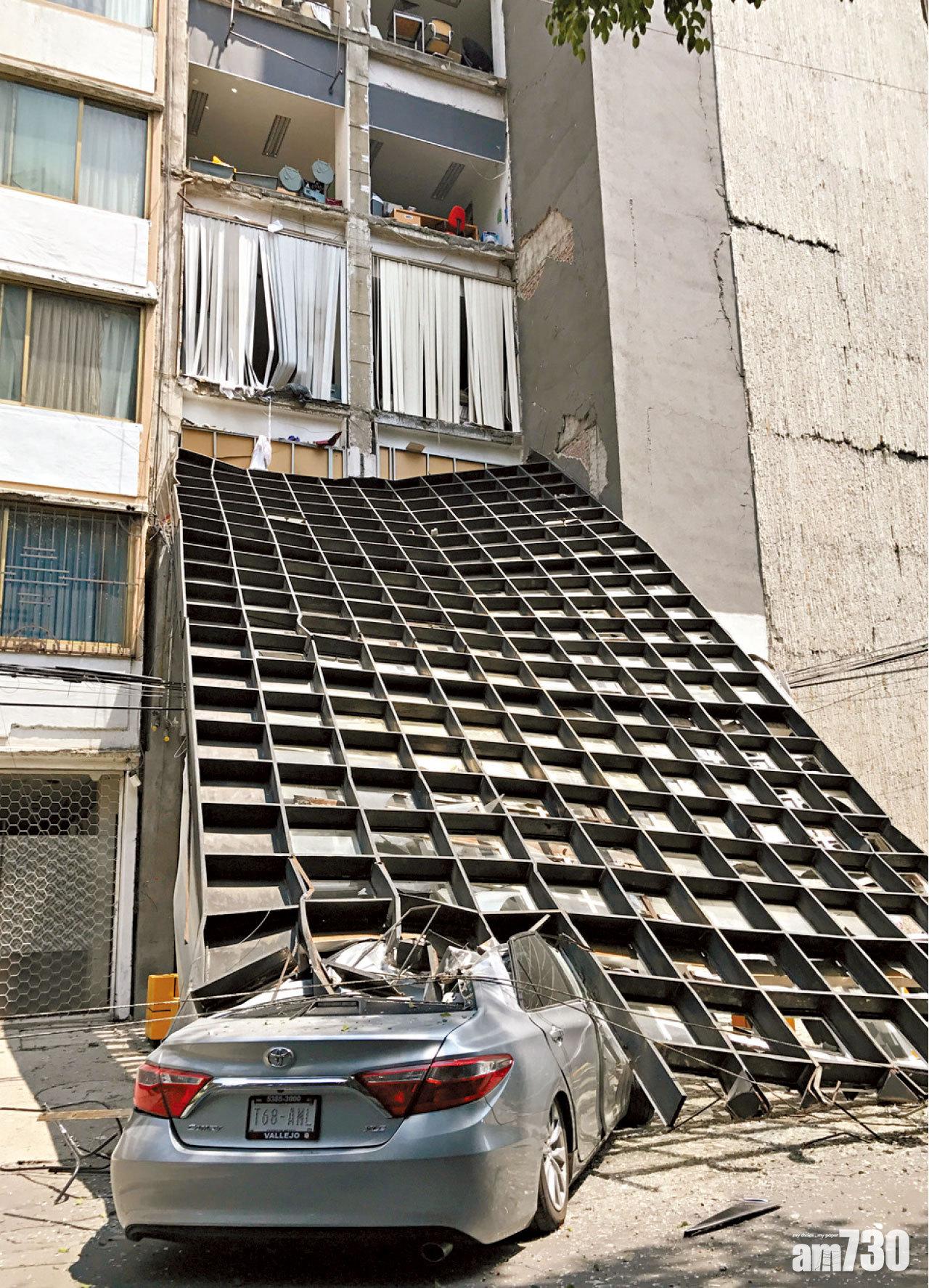 大廈外牆塌下壓毀一輛汽車。