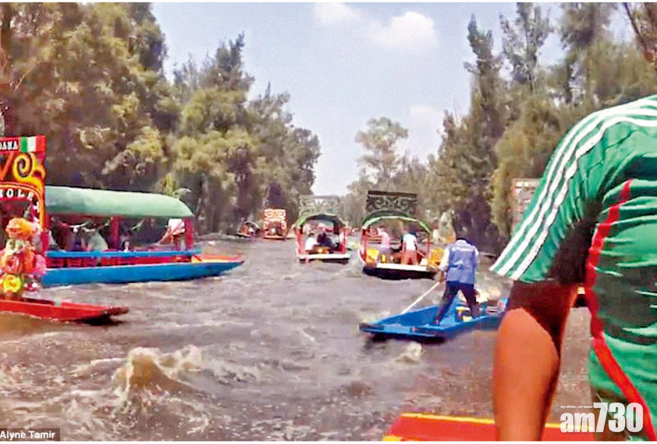 霍奇米爾科運河掀起陣陣波濤,遊客乘坐的小艇如遇激流。