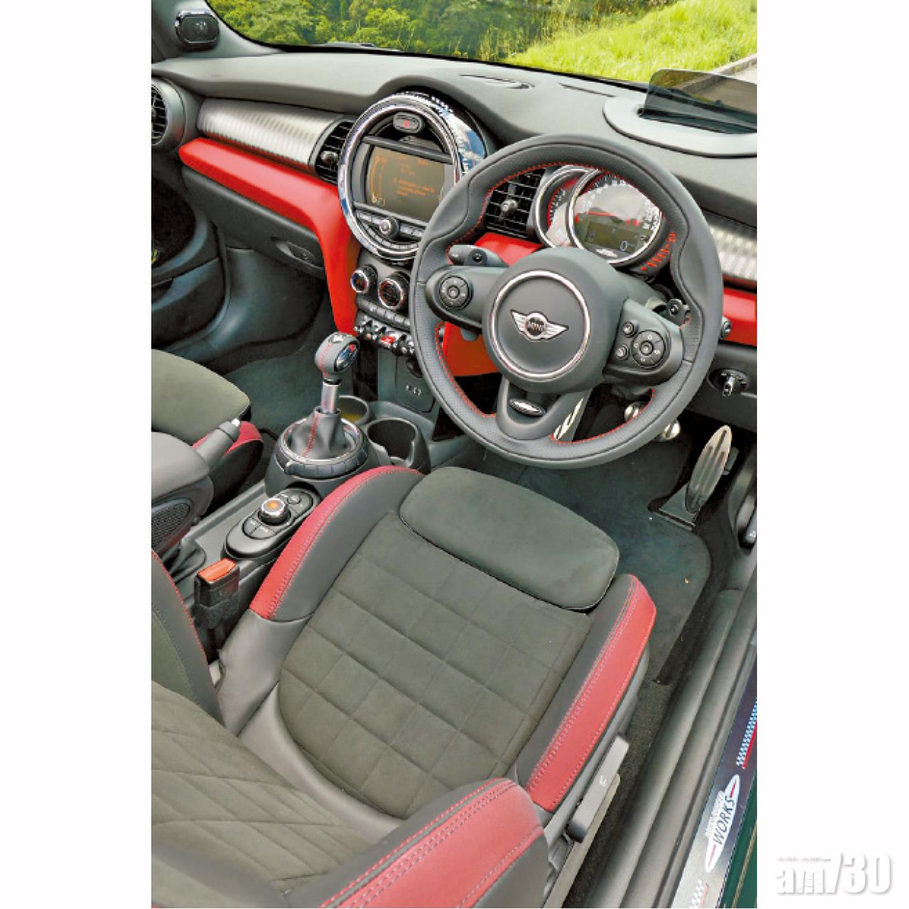 紅灰雙色的車廂布局,是JCW版的專有設計。