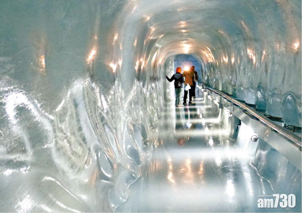 走過冰隧道,進入冰宮參觀。