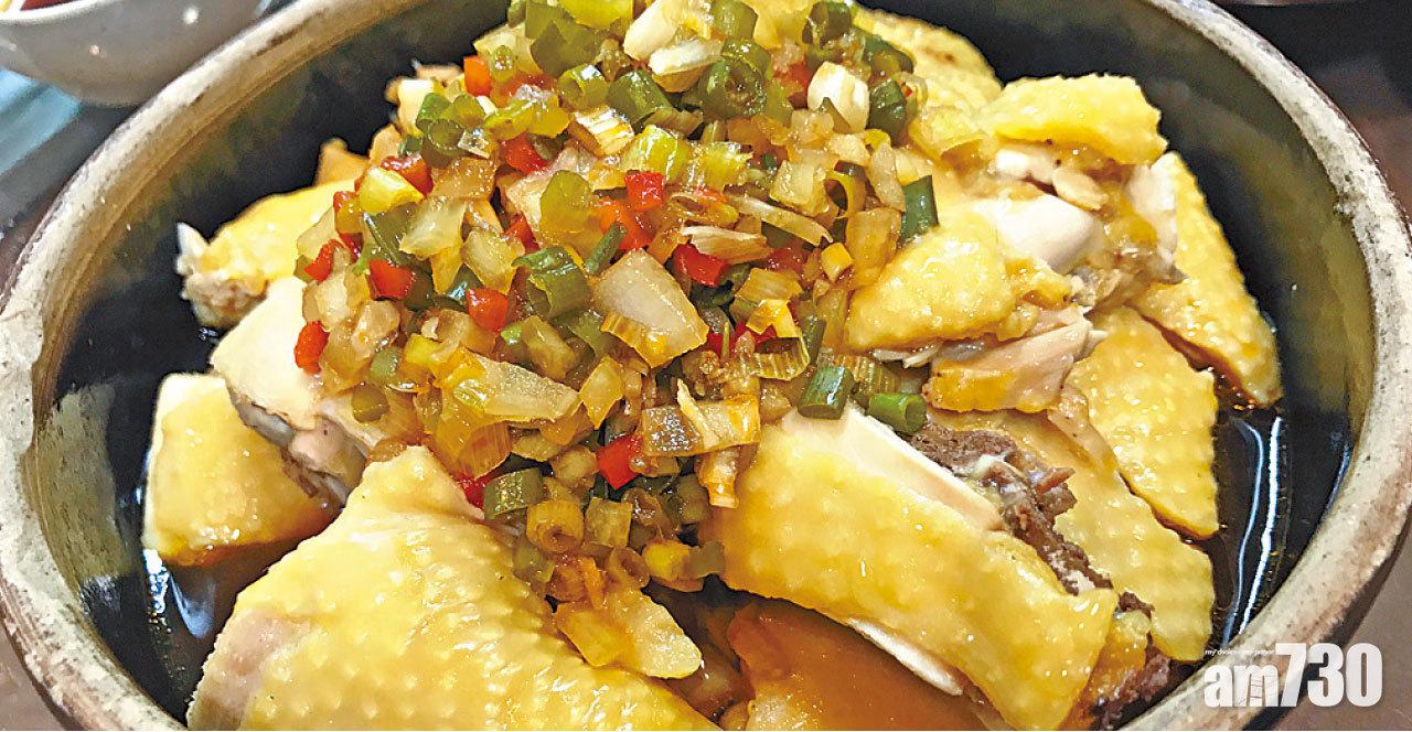 {缽仔雞}
缽仔雞賣相傳統又夠風味,肉身滑嫩,越吃越入味。