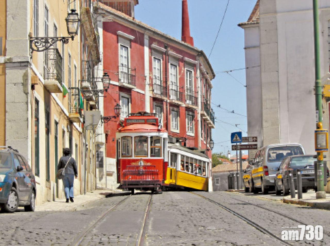 單層電車重量較輕,靈活自如地攀山落斜。