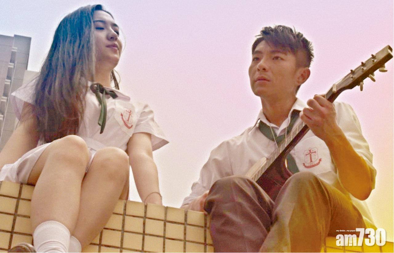 兩年前拍的《愛比死更冷》是澳門電影,周國賢擔正兼一人飾兩角,當年37歲的他以學生look亮相,似模似樣,他為電影創作的主題曲已於去年推出。