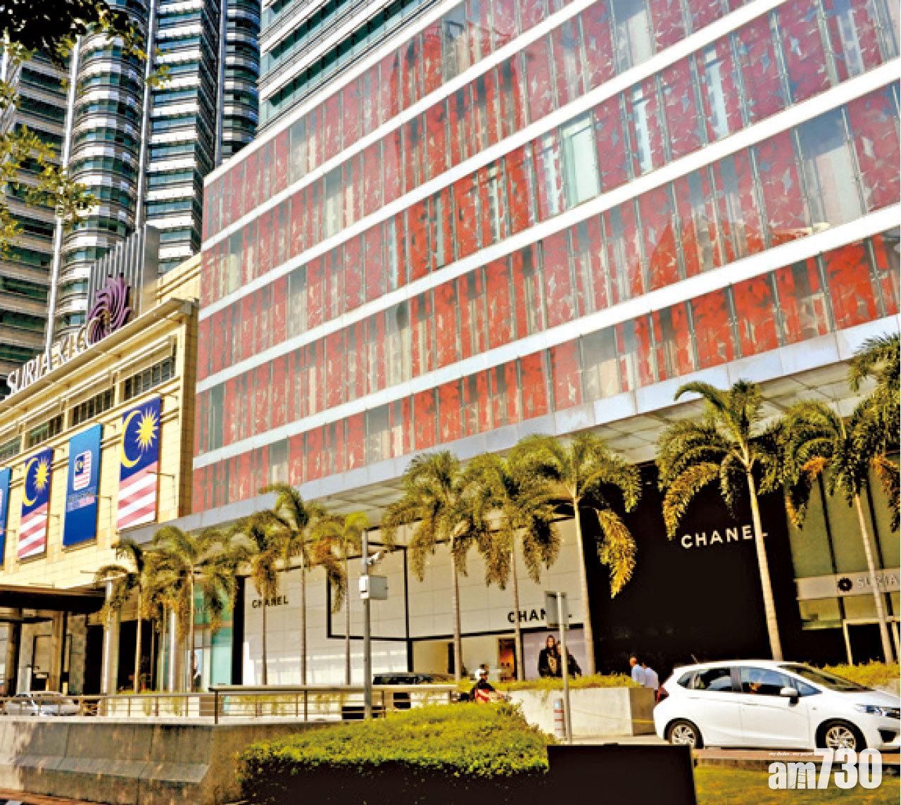 KLCC陽光廣場面積150萬平方呎,樓高6層,為吉隆坡著名的購物中心之一。Suria KLCC商場地下通道,更可連接水族館(Aquaria KLCC)。