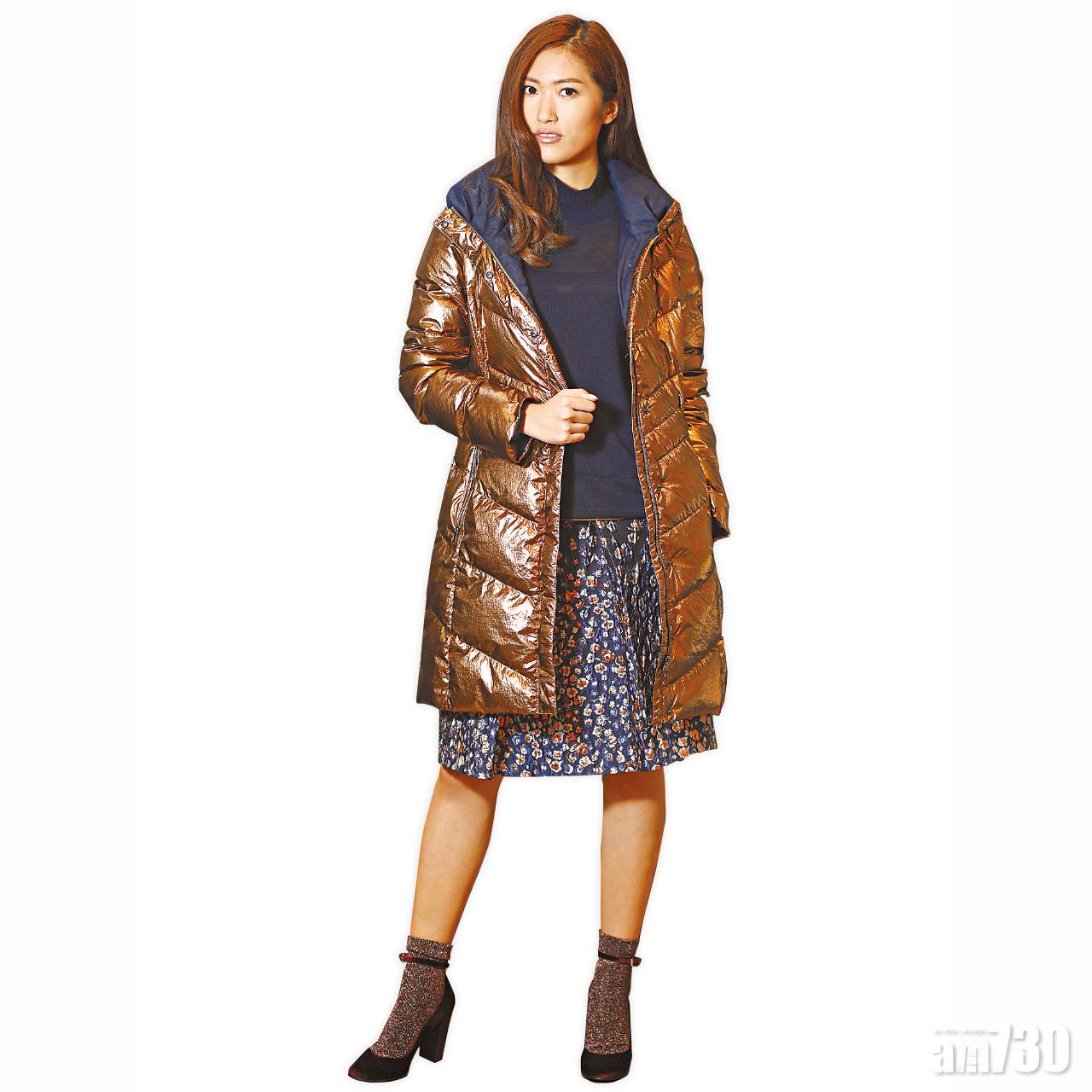 金色down jacket $9,790(B)
海軍藍色企領knit top $4,090(B)
藍色floral skirt $4,990(B)
棗紅色絲絨皮革high heels $2,890(A)