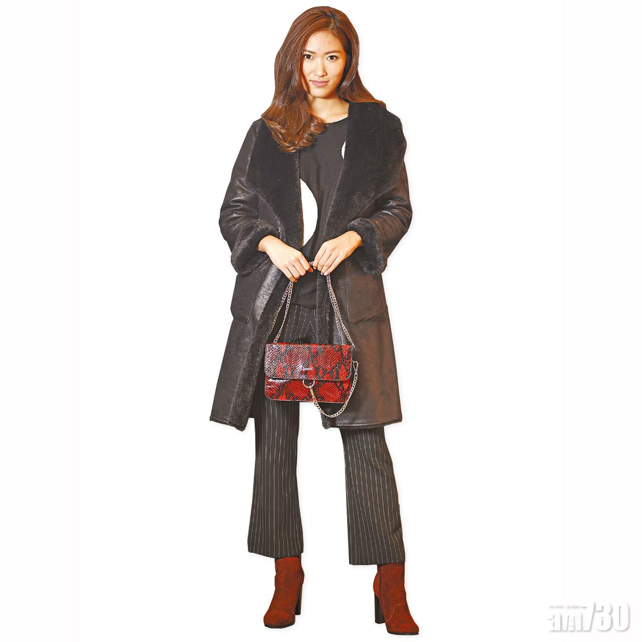 黑色皮革綴人造毛 long coat $10,690(A)
黑色白波點 knit top $2,830(A)
黑白條子 flared pants $3,230(A)
蟒蛇紋皮革 shoulder bag $3,160(A)
紅色麖皮 ankle bootie $5,030(A)