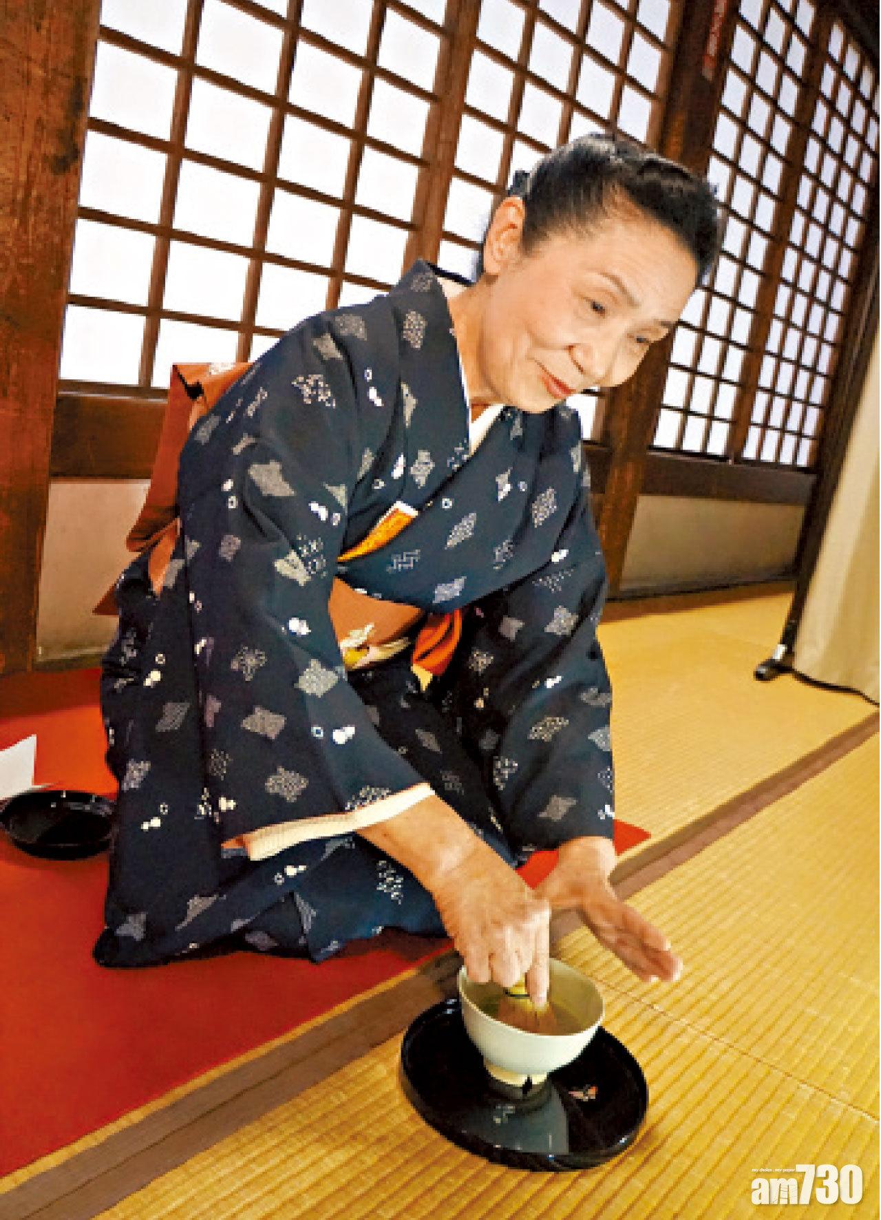 嬸嬸示範傳統茶道。