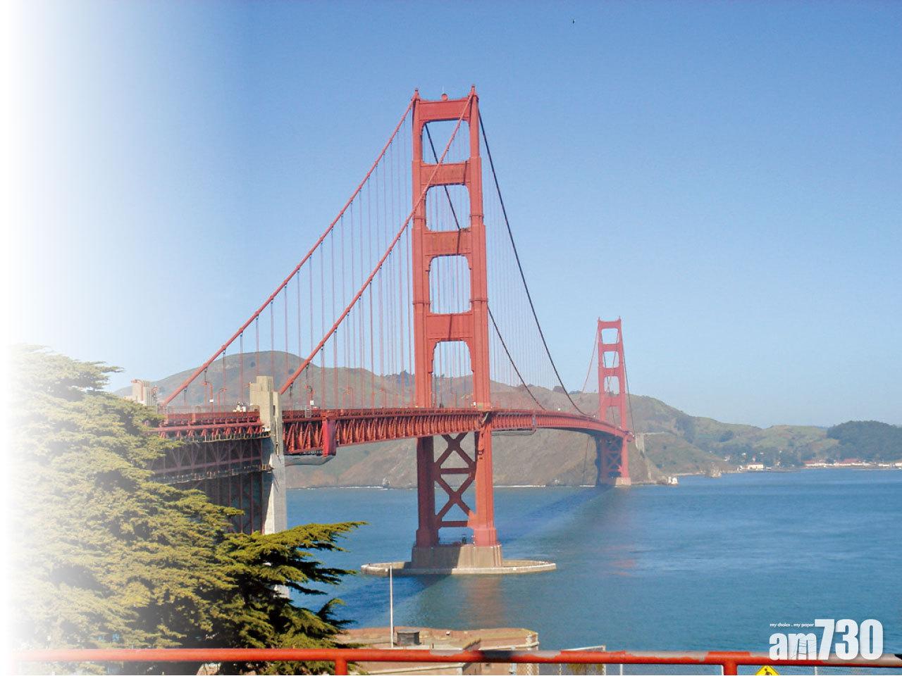 大橋顏色採用啞橙,周邊環境融合之餘,亦容易顯現在海峽的大霧。