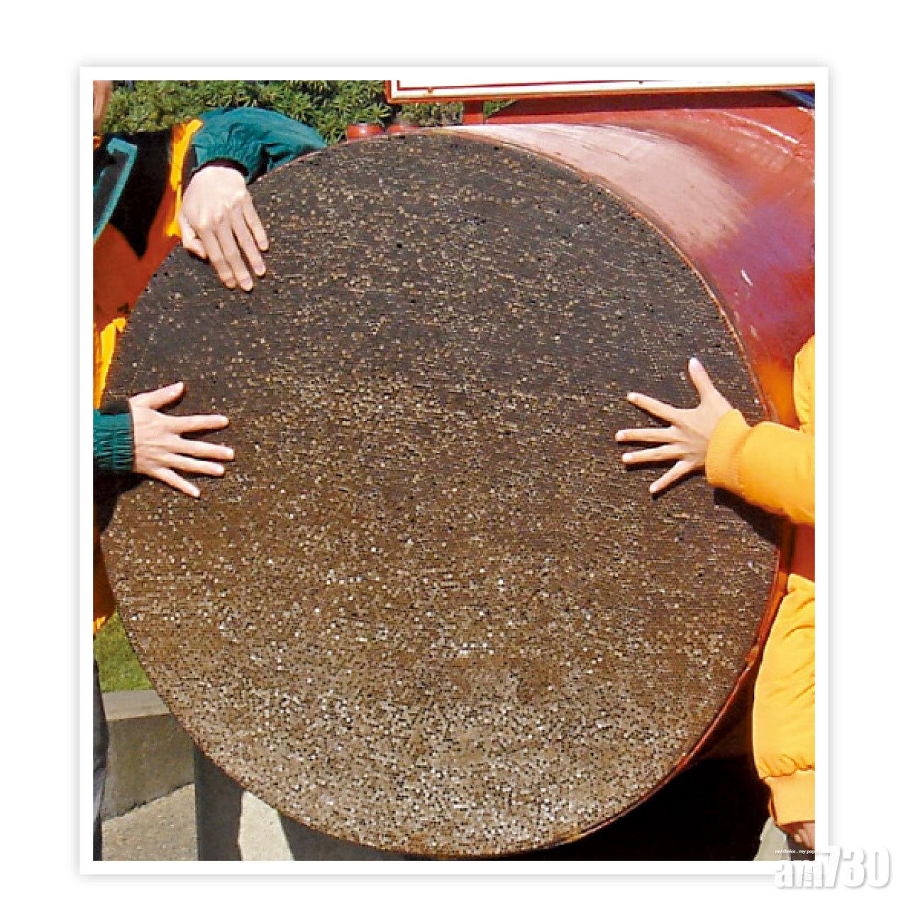 主要鋼纜由27,572條鋼絲組合而成。