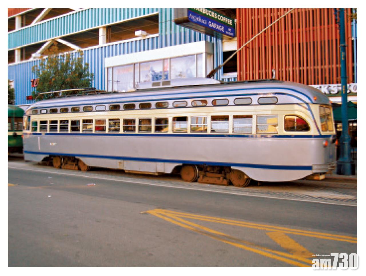 沿著碼頭而設的輕軌電車,往返相當方便。