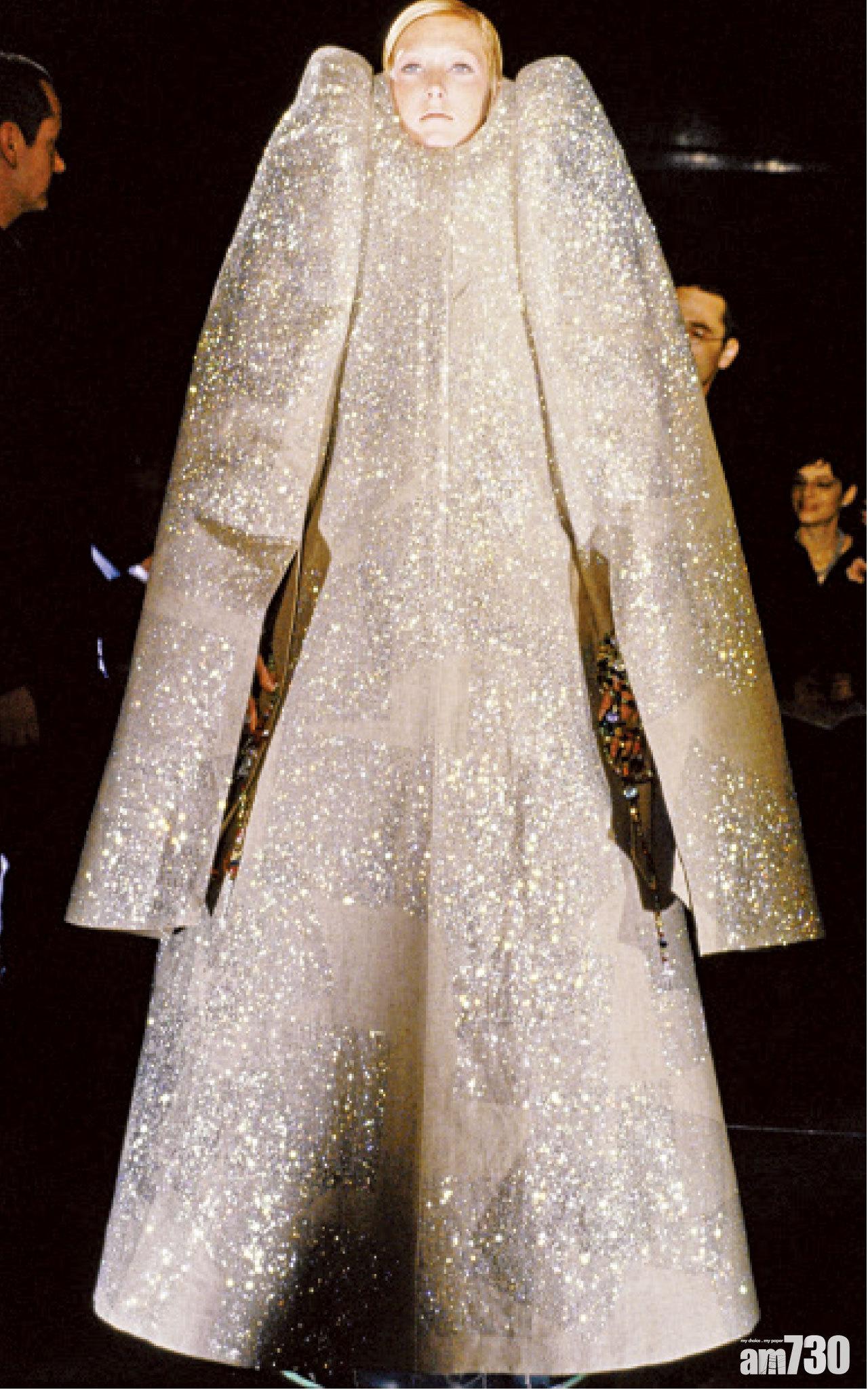 Viktor & Rolf首個系列,1999秋冬haute couture俄羅斯娃娃靈感,二人為模特兒Maggie Rizer一層一層地加衫,最後成為這個模樣,相當震撼。