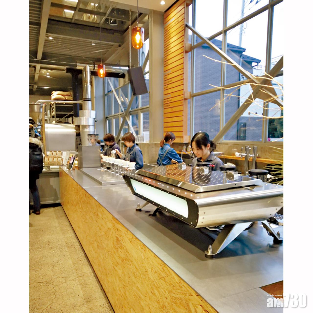 前面沖咖啡後面炒咖啡豆,Blue Bottle散逸著濃濃咖啡香。