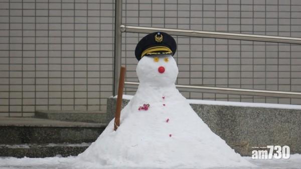 台中和平區勝光派出所前的警察雪人。(互聯網)
