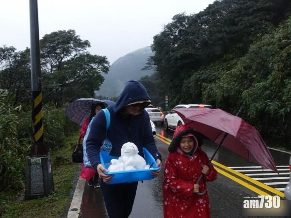 民眾上陽明山砌雪人帶回家。(互聯網)