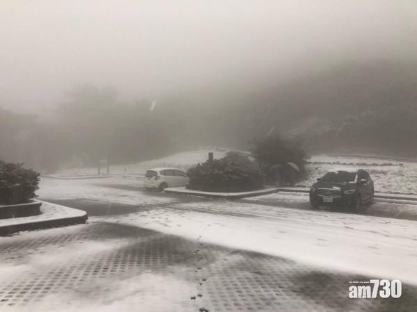 陽明山鞍部氣象站下雪。(互聯網)