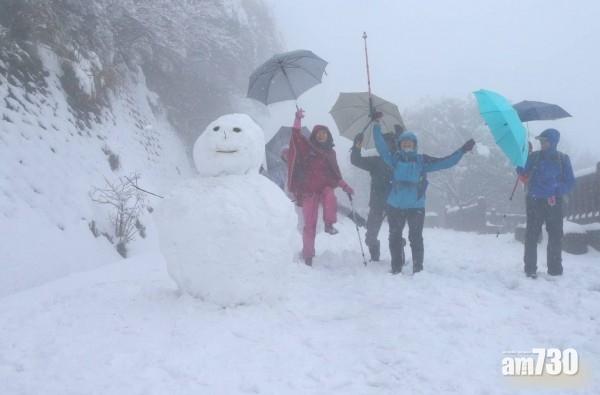 陽明山上積雪處處,民眾興奮砌雪人。(互聯網)