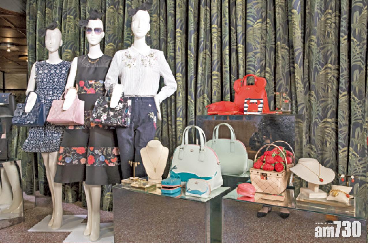 novelty系列的手袋和首飾,造型搶眼。