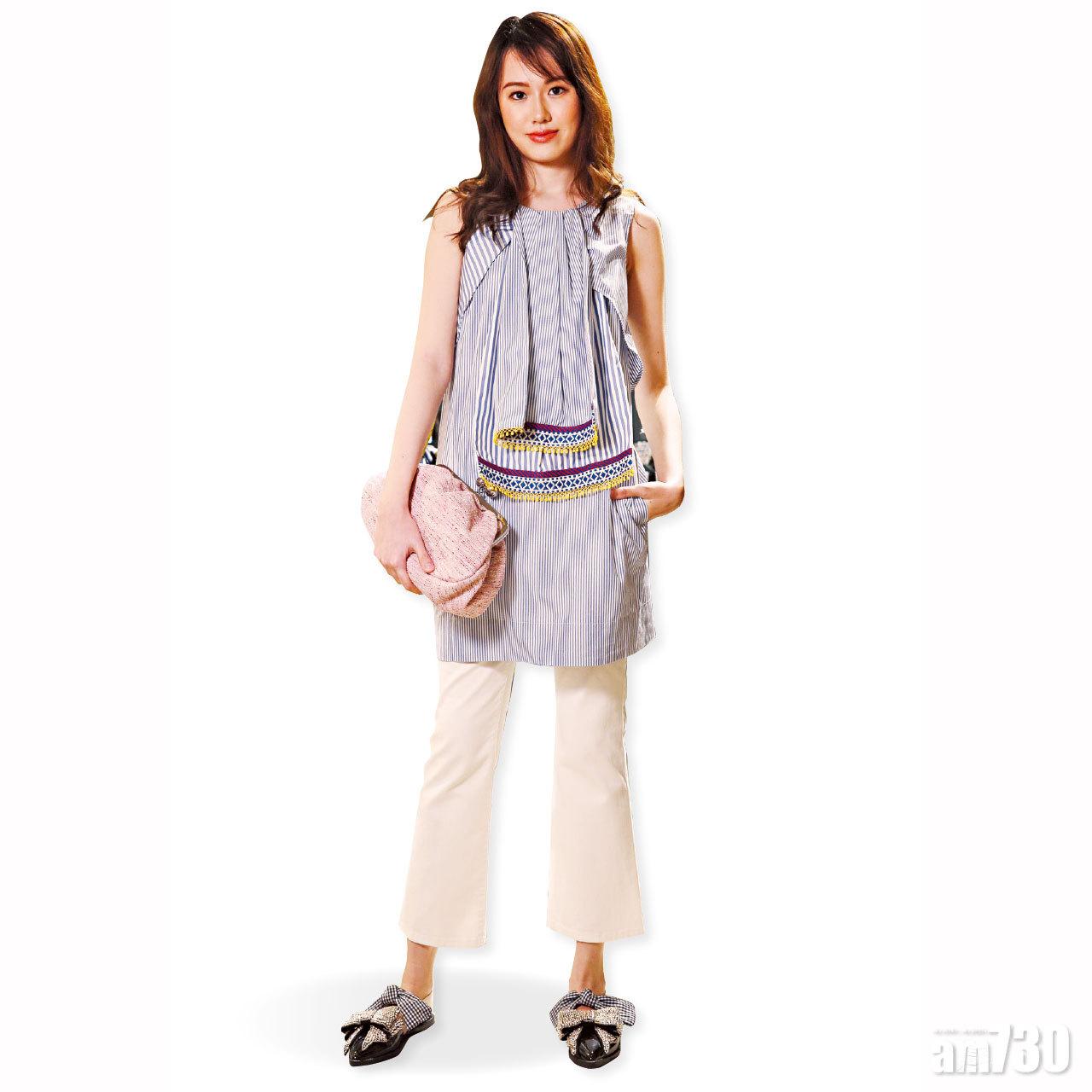 藍白條子刺繡飾邊vest dress $3,080(A)
白色chopper pants $2,280(A)
粉紅色tweed clutch $3,480(A)
黑色漆皮綴蝴蝶配飾shoes $2,180(A)