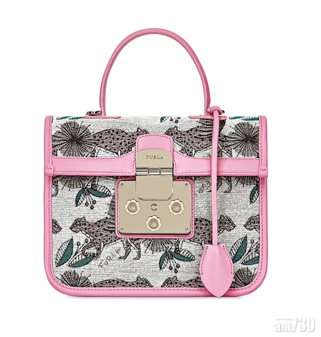 春夏時裝周特別系列Furla Fenice S Top Handle $5,490,以手提袋造型設計,袋身上方有手挽帶細節,率性型格。