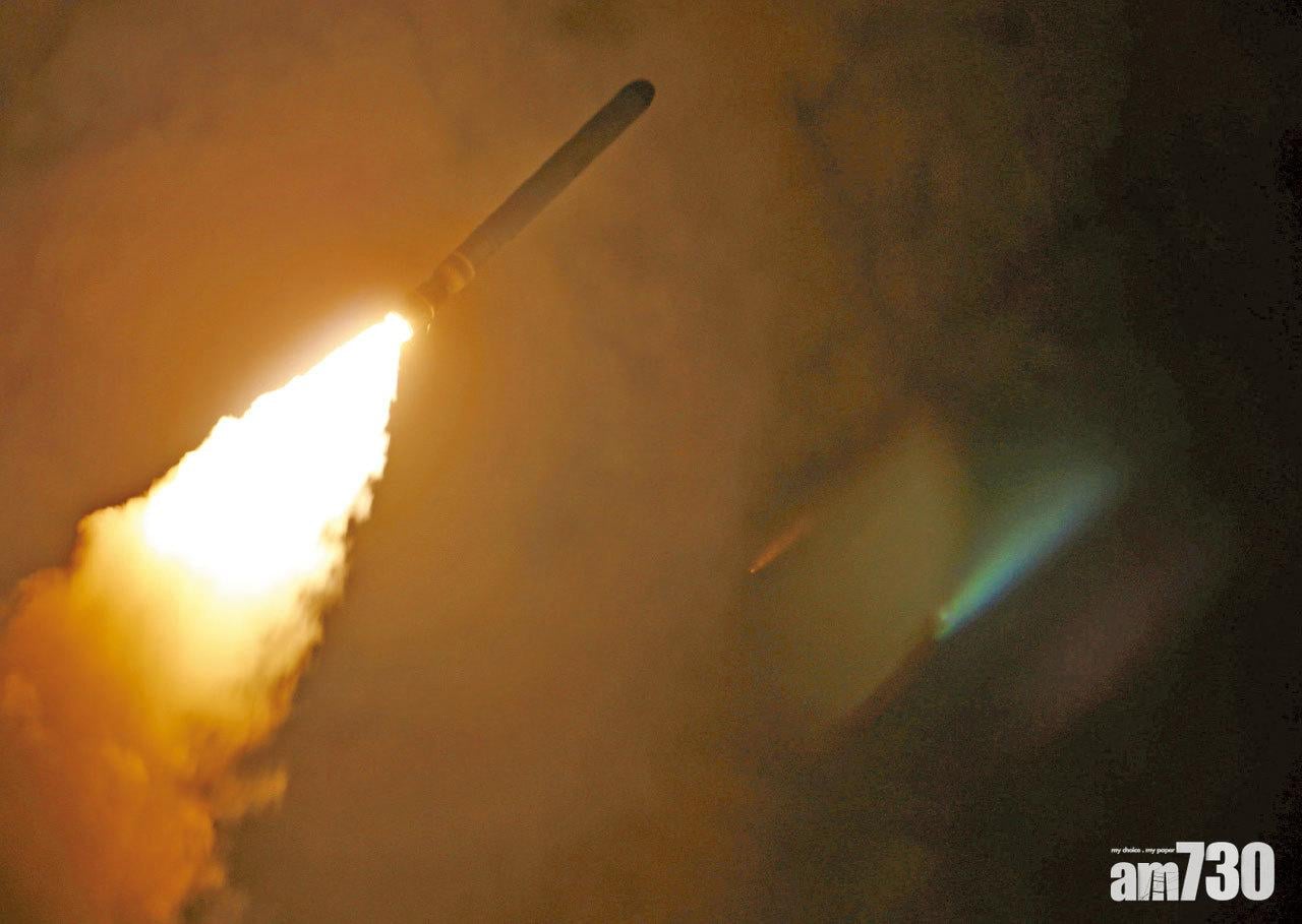 美戰艦向敘利亞目標發射戰斧巡航導彈,霍姆斯一個化武儲存庫遭夷為平地(圖2)。(路透社、美聯社)