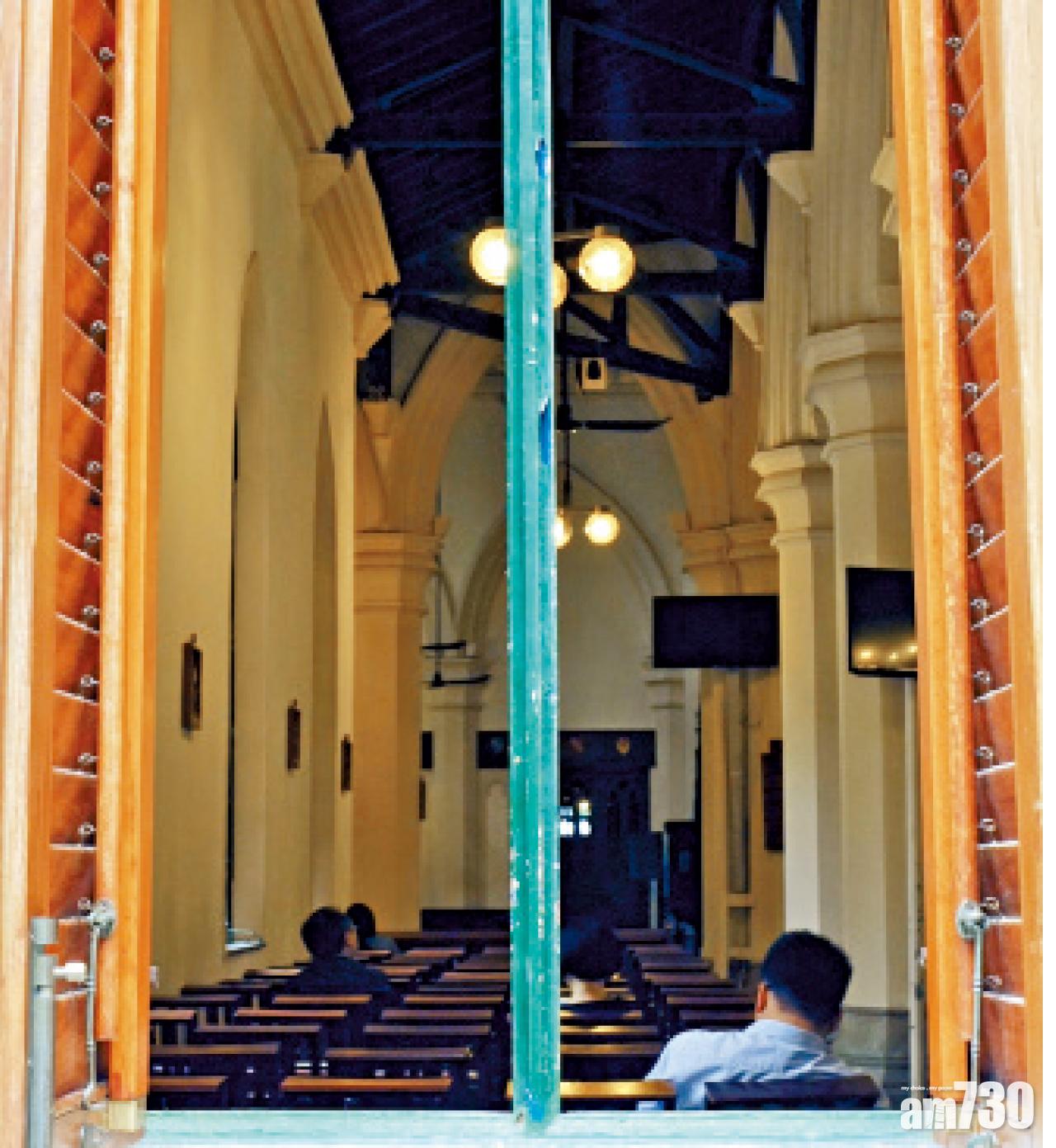 百葉窗和可開啟的木拱三葉草及四葉草形窗框,為特色之一。