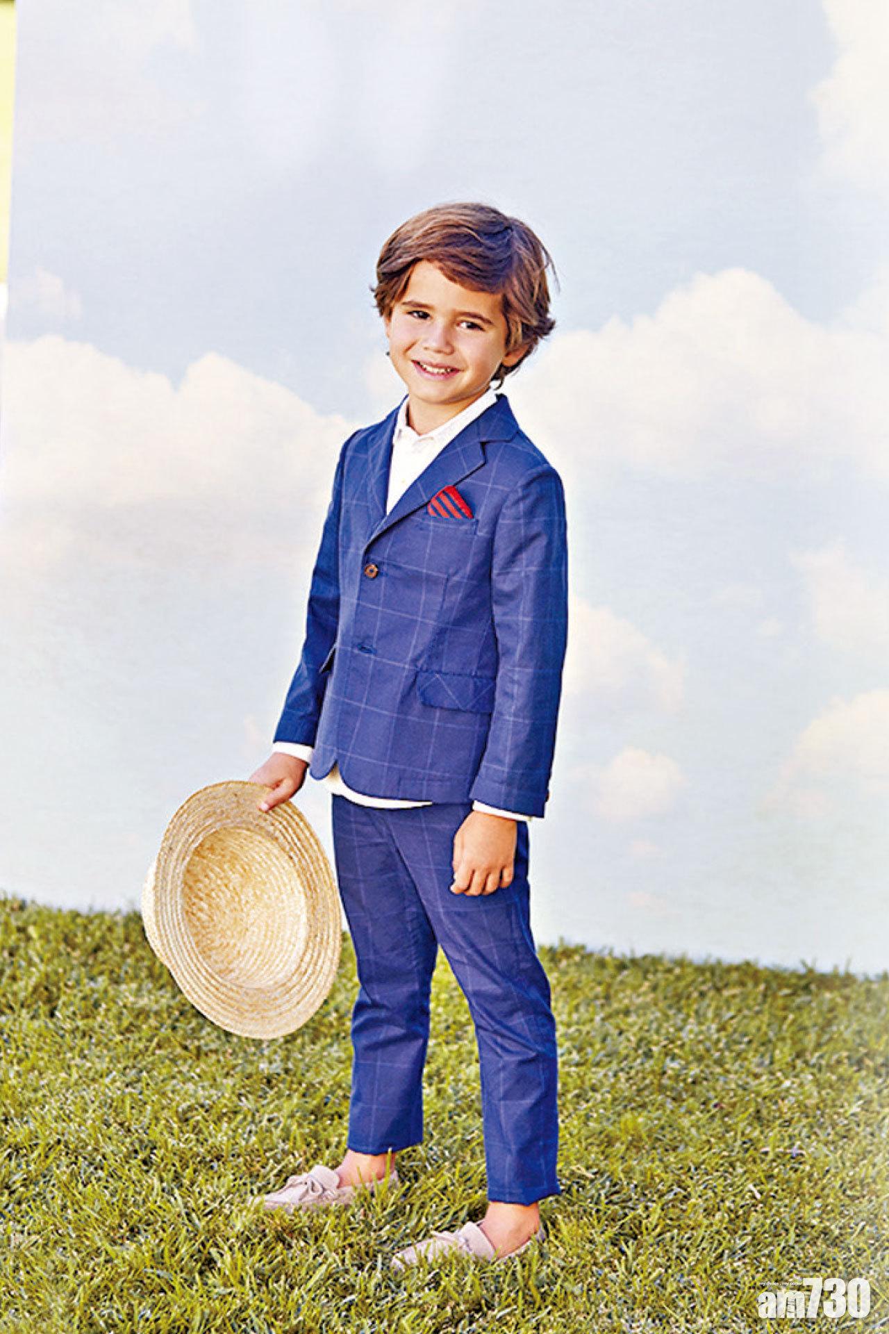 夏日小紳士,不忘展現活潑一面。(外套$1,850、褲$750、恤$800 NANOS)