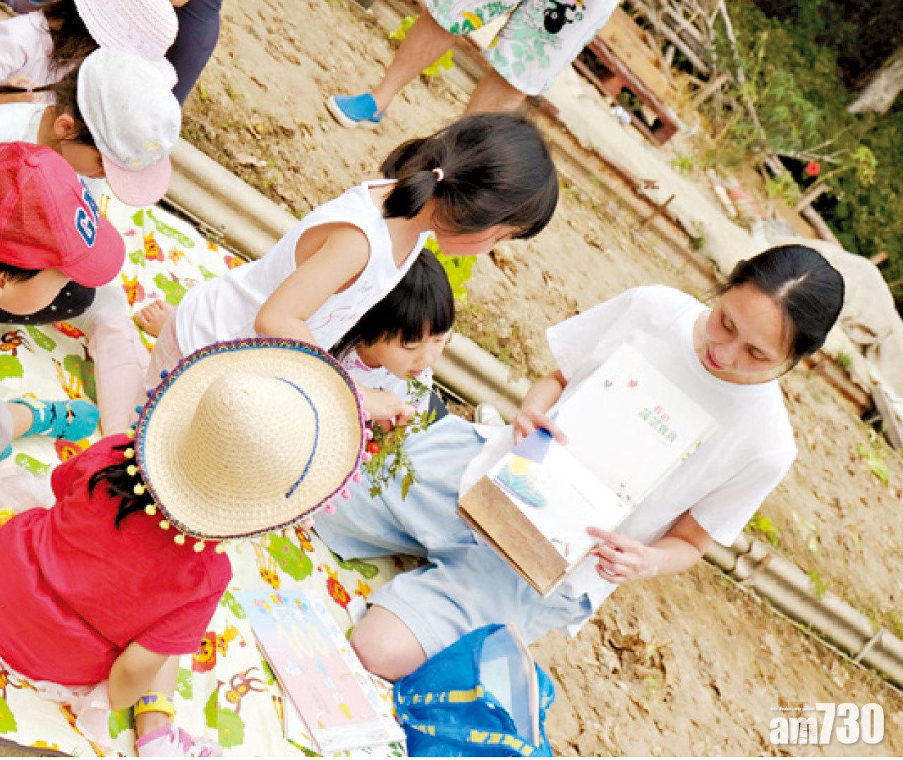 家長自發分享繪本故事,累了便由小朋友接力。