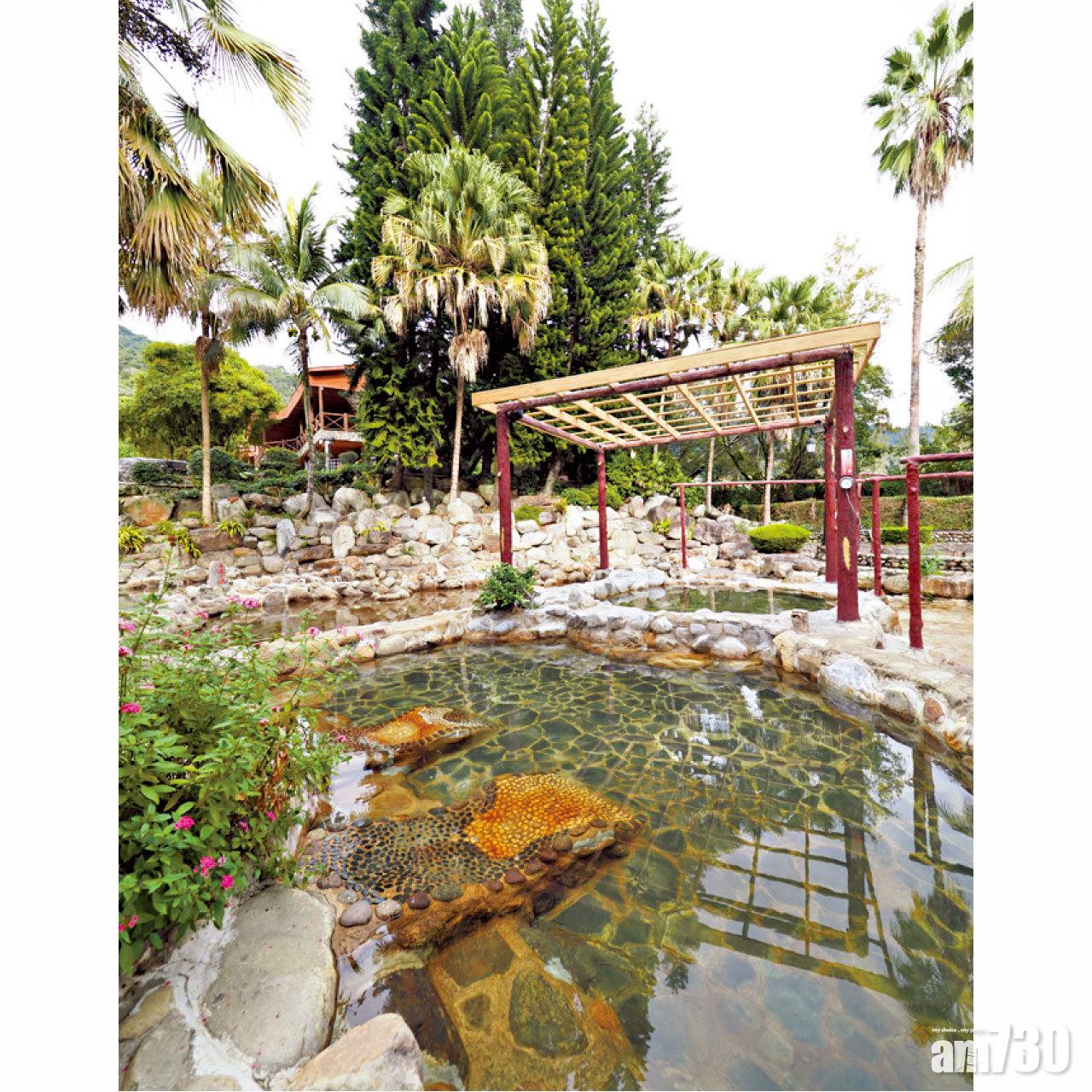 3,500多平方呎的露天溫泉區,設有冷泉、高氧、穴道按摩等不同主題池。